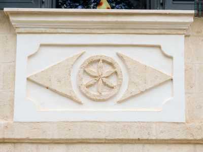 ..., al decorativismo affine al liberty evidenziabile nei fregi vegetali, rappresentati pi� volte sui muri esterni